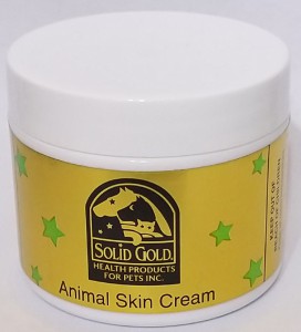 SOLID GOLD 動物皮膚軟膏 (犬用) 2oz

Solid Gold 動物皮膚軟膏含有豐富的鋅和羊毛脂，適合用於細少傷口、咬傷之癬疥、紅斑、濕疹及皮膚癢處。
基於 Solid Gold 動物皮膚軟膏有全面、多功能的特性，在歐洲有「神奇軟膏」之美譽。

成分: 凡士林，氧化鋅，硫，羊毛脂，苯酚